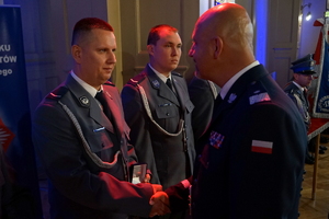 policjant wręcza kryształowe serce funkcjonariuszowi