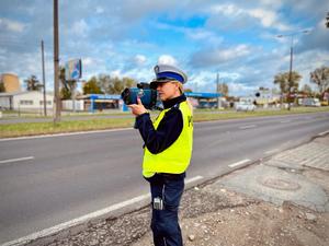 Policjanci ruchu drogowego podczas działań na drodze