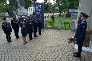 policjanci oddają hołd przy tablicy pamięci i przy kamieniu pamięci ku czci poległych policjantów