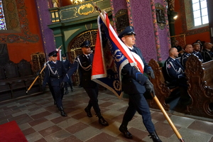 policjanci biorą udział we mszy świętej