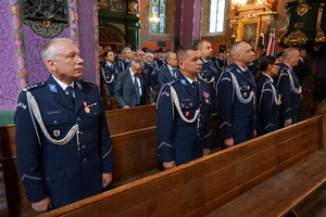 policjanci biorą udział we mszy świętej