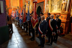 policjanci biorą udział we mszy świętej