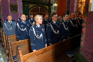 policjanci biorą udział we mszy świętej