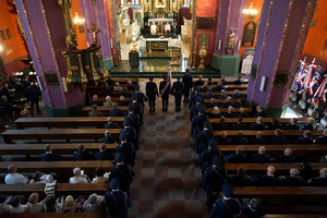 policjanci biorą udział we mszy świętej