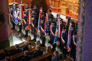 policjanci biorą udział we mszy świętej