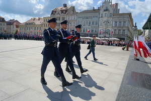 policjanci biorą udział w oficjalnej uroczystości Święta Policji na placu starego rynku w Bydgoszczy