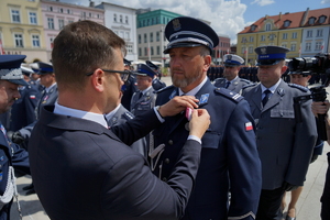 policjanci biorą udział w oficjalnej uroczystości Święta Policji na placu starego rynku w Bydgoszczy