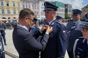 policjanci biorą udział w oficjalnej uroczystości Święta Policji na placu starego rynku w Bydgoszczy