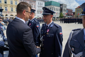 policjanci biorą udział w oficjalnej uroczystości Święta Policji na placu starego rynku w Bydgoszczy