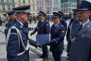 policjanci biorą udział w oficjalnej uroczystości Święta Policji na placu starego rynku w Bydgoszczy