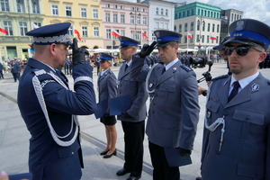 policjanci biorą udział w oficjalnej uroczystości Święta Policji na placu starego rynku w Bydgoszczy