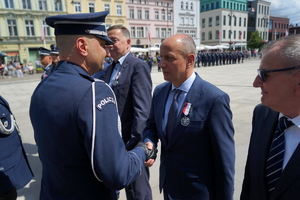 policjanci biorą udział w oficjalnej uroczystości Święta Policji na placu starego rynku w Bydgoszczy