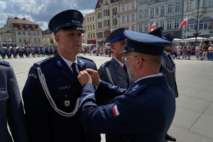 policjanci biorą udział w oficjalnej uroczystości Święta Policji na placu starego rynku w Bydgoszczy