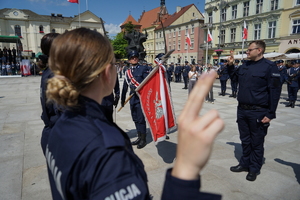 policjanci biorą udział w oficjalnej uroczystości Święta Policji na placu starego rynku w Bydgoszczy