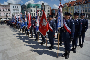 policjanci biorą udział w oficjalnej uroczystości Święta Policji na placu starego rynku w Bydgoszczy