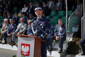 policjanci biorą udział w oficjalnej uroczystości Święta Policji na placu starego rynku w Bydgoszczy