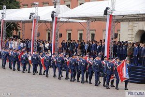 Defilada przed oficjelami z okazji Święta Policji