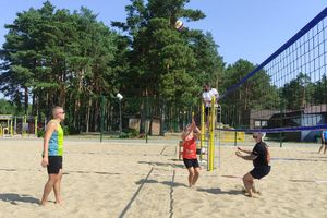 uczestnicy grają w siatkówkę plażową