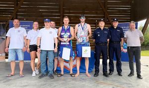 uczestnicy pozują do zdjęcia