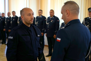 policjanci biorą udział w policyjnym ślubowaniu