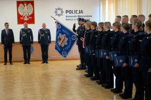 policjanci biorą udział w policyjnym ślubowaniu