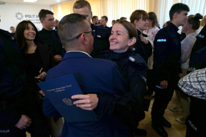 policjanci biorą udział w policyjnym ślubowaniu