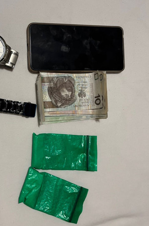 Zatrzymane przedmioty:pieniądze, telefon, zielona paczuszki.