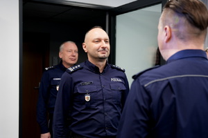 policjant melduje Komendantowi