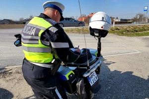 Policjanci ruchu ruchu drogowego kontrolują uczestników ruchu