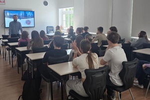 Przedstawiciel banku w klasie z młodzieżą