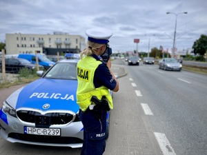 Policjanci ruchu drogowego podczas wykonywania czynności na drodze