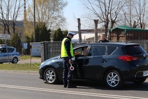 Policjanci kontrolują trzeźwość kierowców.