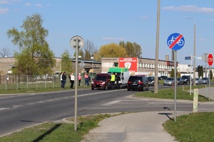 Policjanci prowadzą kontrolę.