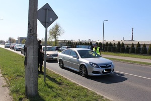 Policjanci kontrolują pojazdy.