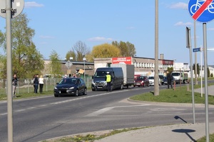 Policjanci prowadzą kontrole.