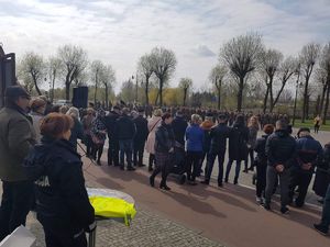Policjantka przy stoisku profilaktycznym.