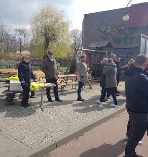 Policjantka przy stoisku profilaktycznym.