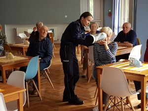 Policjantka prezentuje &amp;quot;magiczną tubę&amp;quot;, w której można zaobserwować jak dobrze widoczna jest osoba z odblaskami.