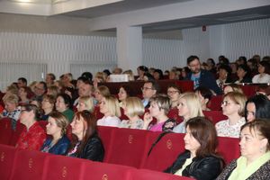 Widoczni uczestnicy konferencji różnych grup zawodowych.