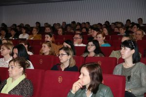 Widoczni uczestnicy konferencji różnych grup zawodowych.