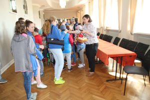 Dzieci, które śpiewały na konferencji otrzymują upominki.