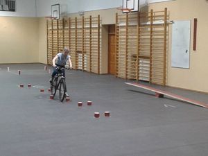 Uczeń wykonuje jazdę na torze.