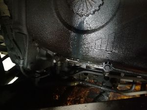 Wyposażenie pojazdu badane przez policjantów w zakresie wycieków płynów eksploatacyjnych.