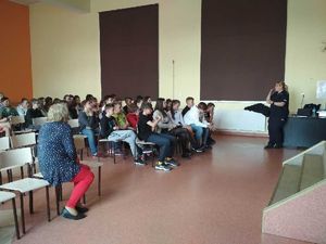 Policjantka rozmawia z uczniami.