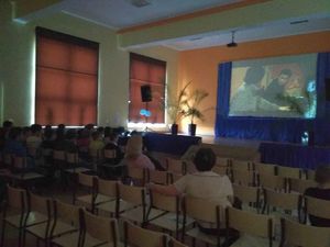 Uczniowie oglądają film zaprezentowany przez policjantki.