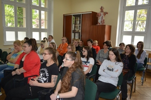 Uczniowie szkoły medycznej i gastronomicznej słuchają wykładu policjantów.