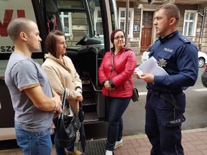 Policjant omawia zasady działania KMZB.