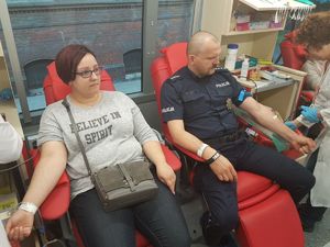 Akcja oddawania krwi przez policjantów i innych krwiodawców.