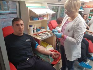Policjant dzieli się krwią.