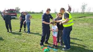 Policjant prezentuje zasadę działania alcogogli.